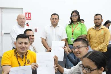 Ministro de Trabajo salvadoreo atestigua firma de ms de 700 contratos de trabajo