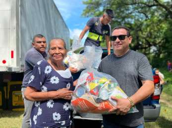 Entregan ayuda a afectados por Tormenta Tropical Pilar en Puerto Parada