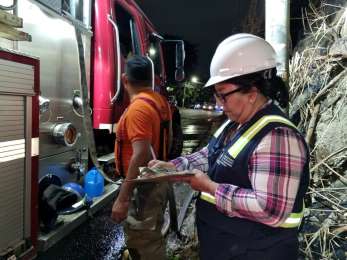Verifican estado de trabajadores tras incendio en bodega de Planes de Renderos en El Salvador