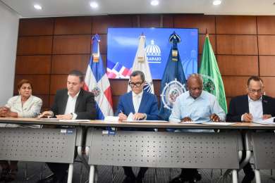 Firman pacto laboral para fortalecer derechos de 2,400 trabajadores portuarios en Rep�blica Dominicana