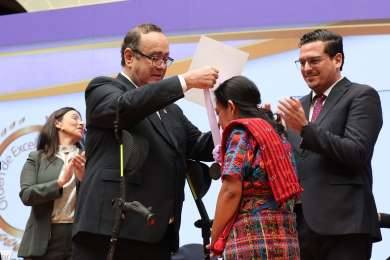 Reconocen excelencia laboral de 25 mujeres guatemaltecas