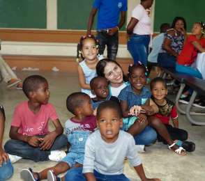 Humano Seguros entrega tiles a 400 nios en Repblica Dominicana