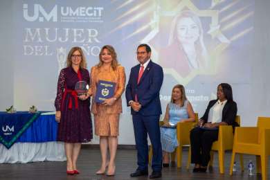 Condecoran a Ministra de Trabajo panamea como la Mujer del Ao UMECIT 2023