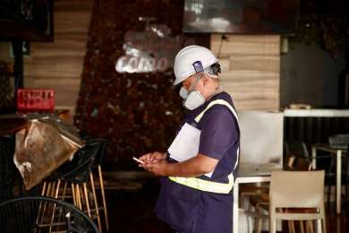 Inspeccionan condiciones laborales tras incendio en Bamb� City Center; reportan un fallecido