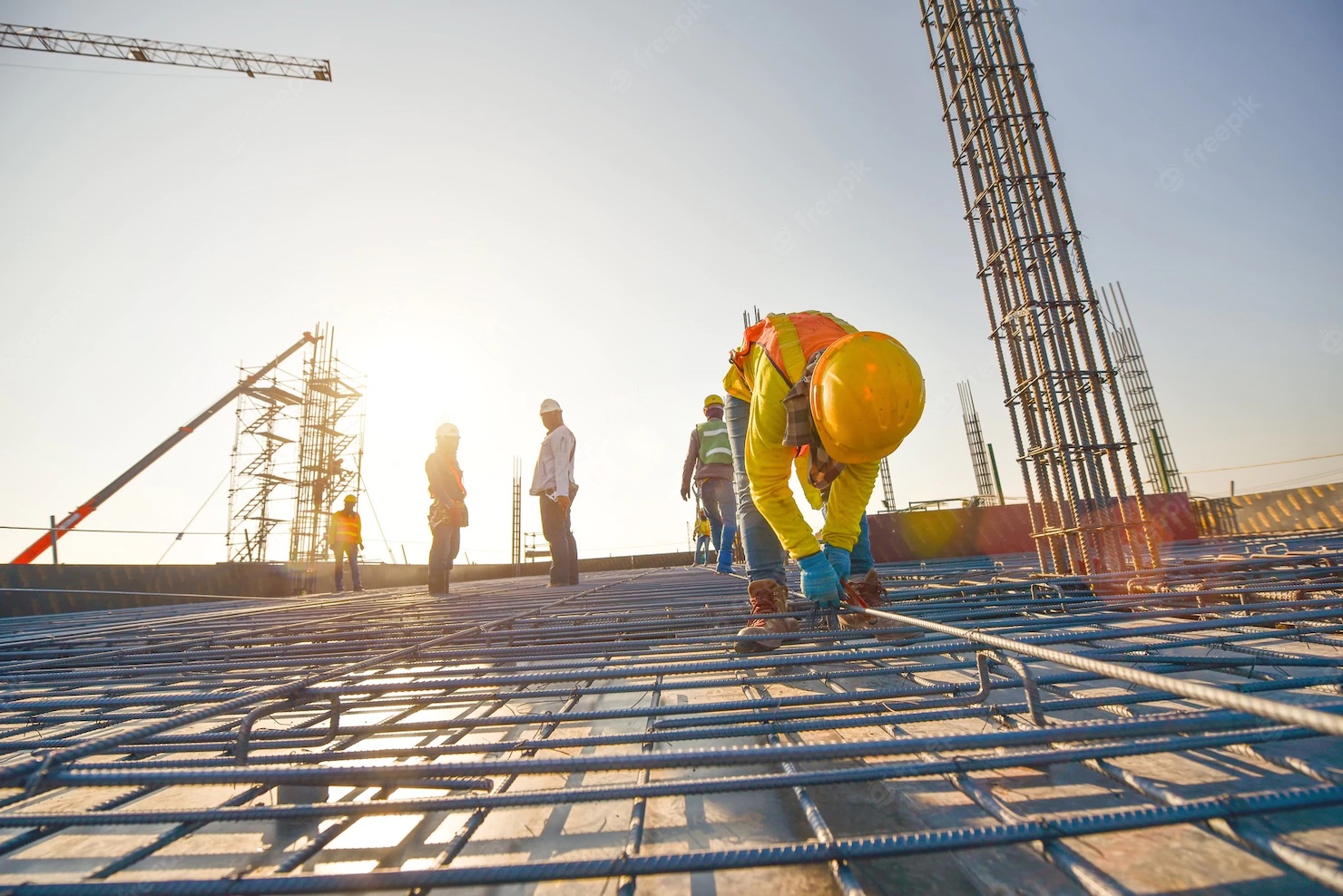Cmo mejorar condiciones de trabajo y prevenir riesgos laborales en tareas realizadas directamente bajo el sol?